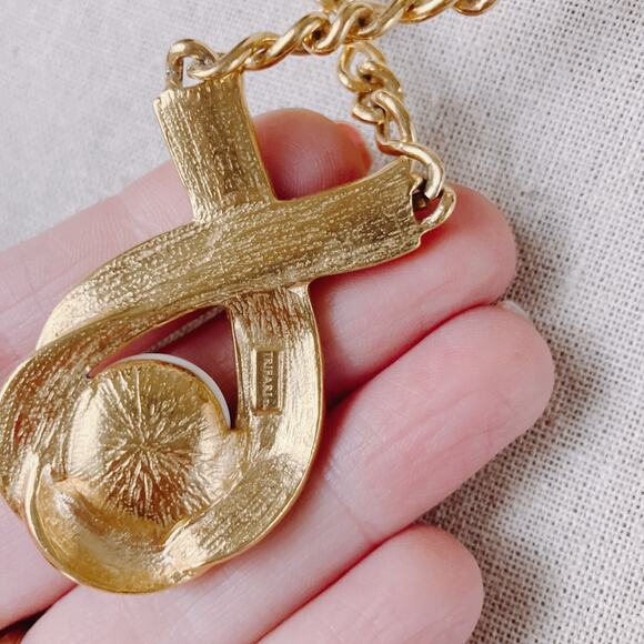 VTG Signed Trifari Modernist Enamel Ribbon Pendant Necklace, Gold Tone Chain - Picture 6 of 8